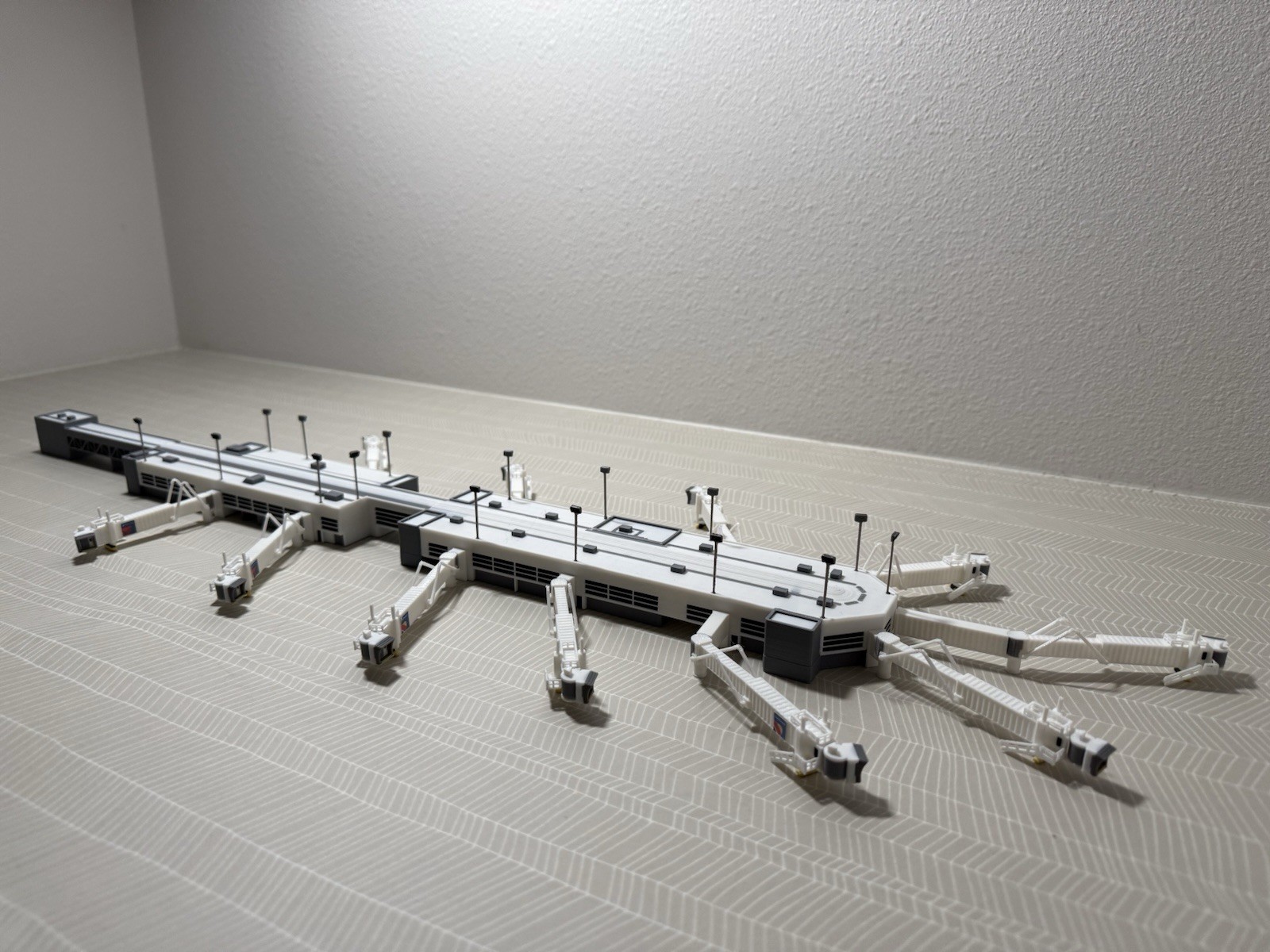 1:400 Model Airport Domestic Terminal w Functional Jet bridges (11)