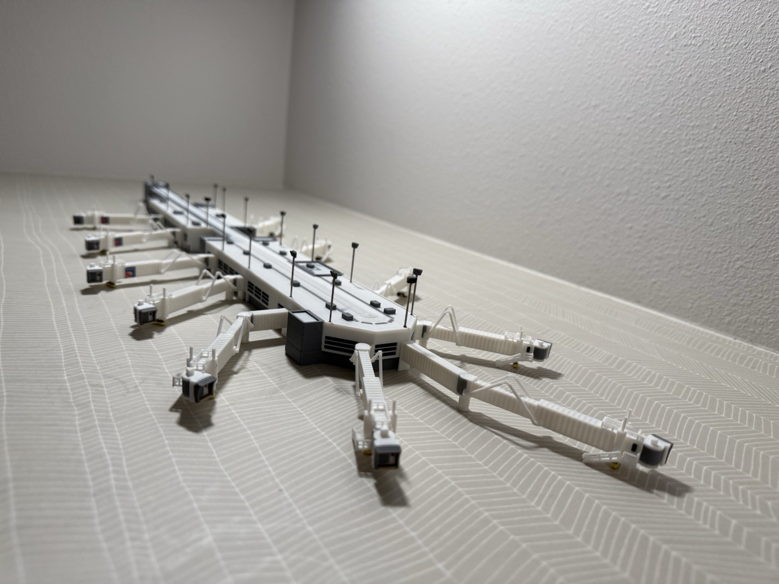 1:400 Model Airport Domestic Terminal w Functional Jet bridges (11)