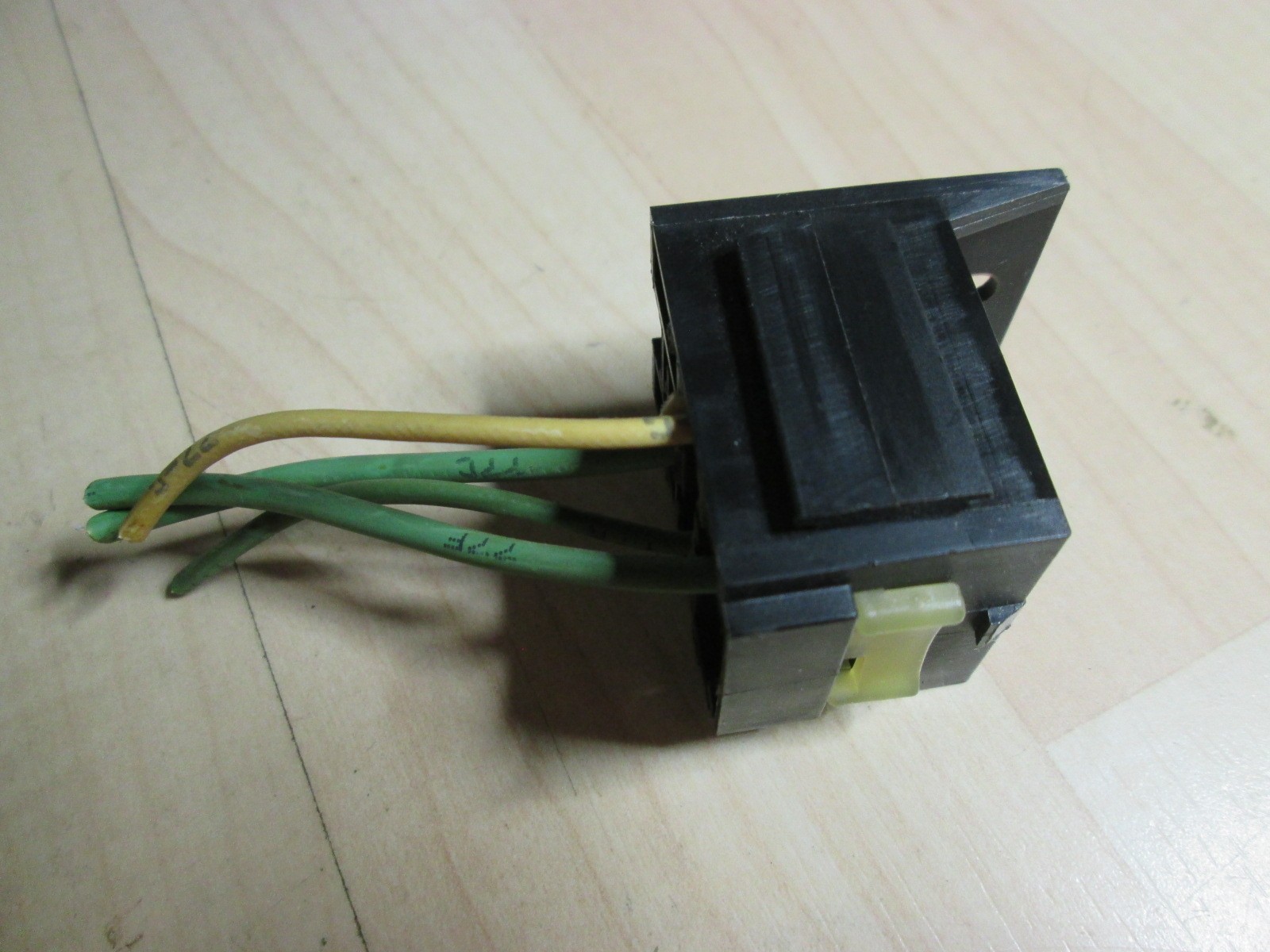 Heavy Duty Relay Socket for Standard 4-/5-Prong Automotive Relay 14 AWG #M225A