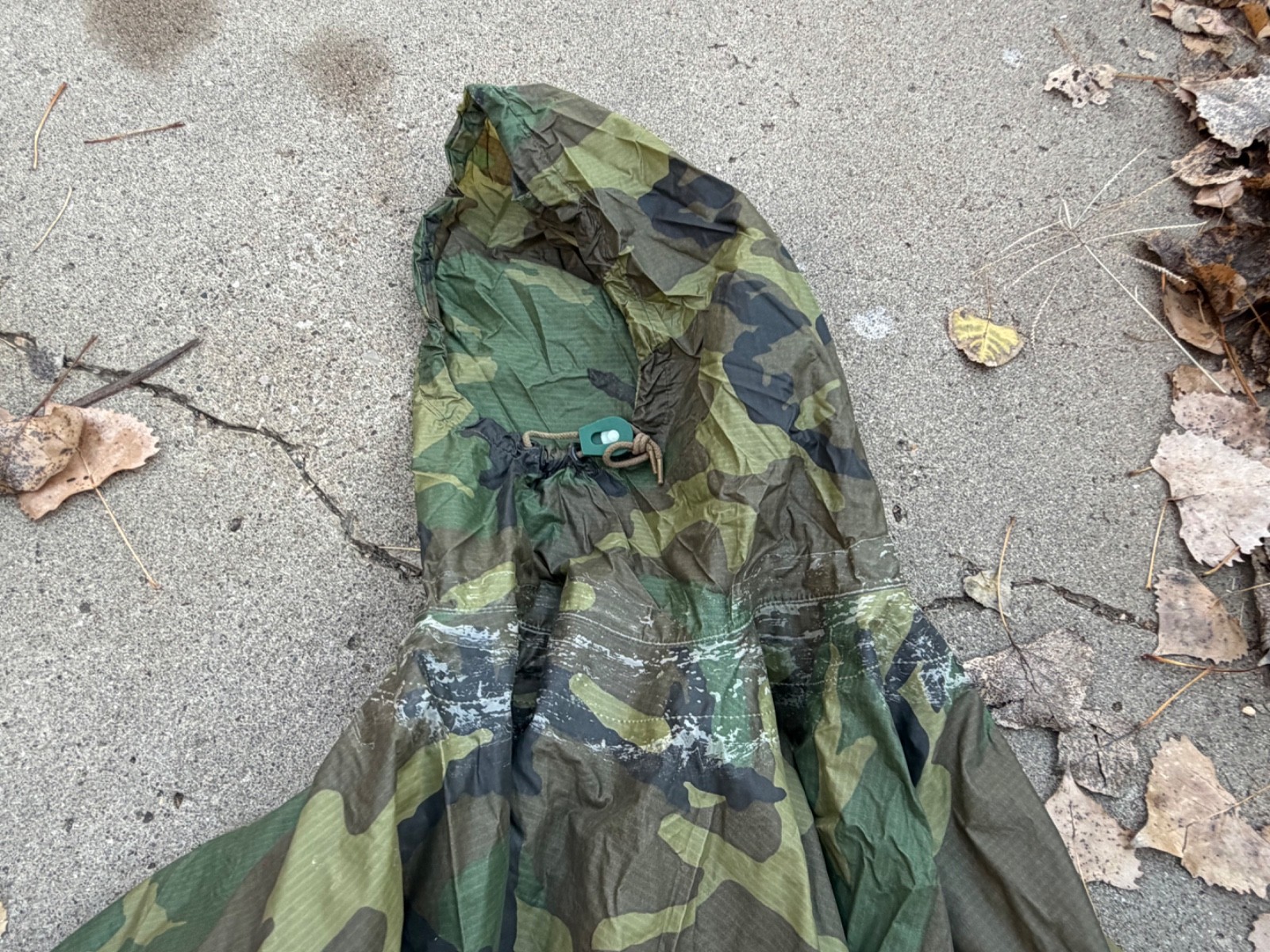 ORIGINAL POST VIETNAM WAR US ARMY WOODLAND CAMO RAIN PONCHO- DATED 1987