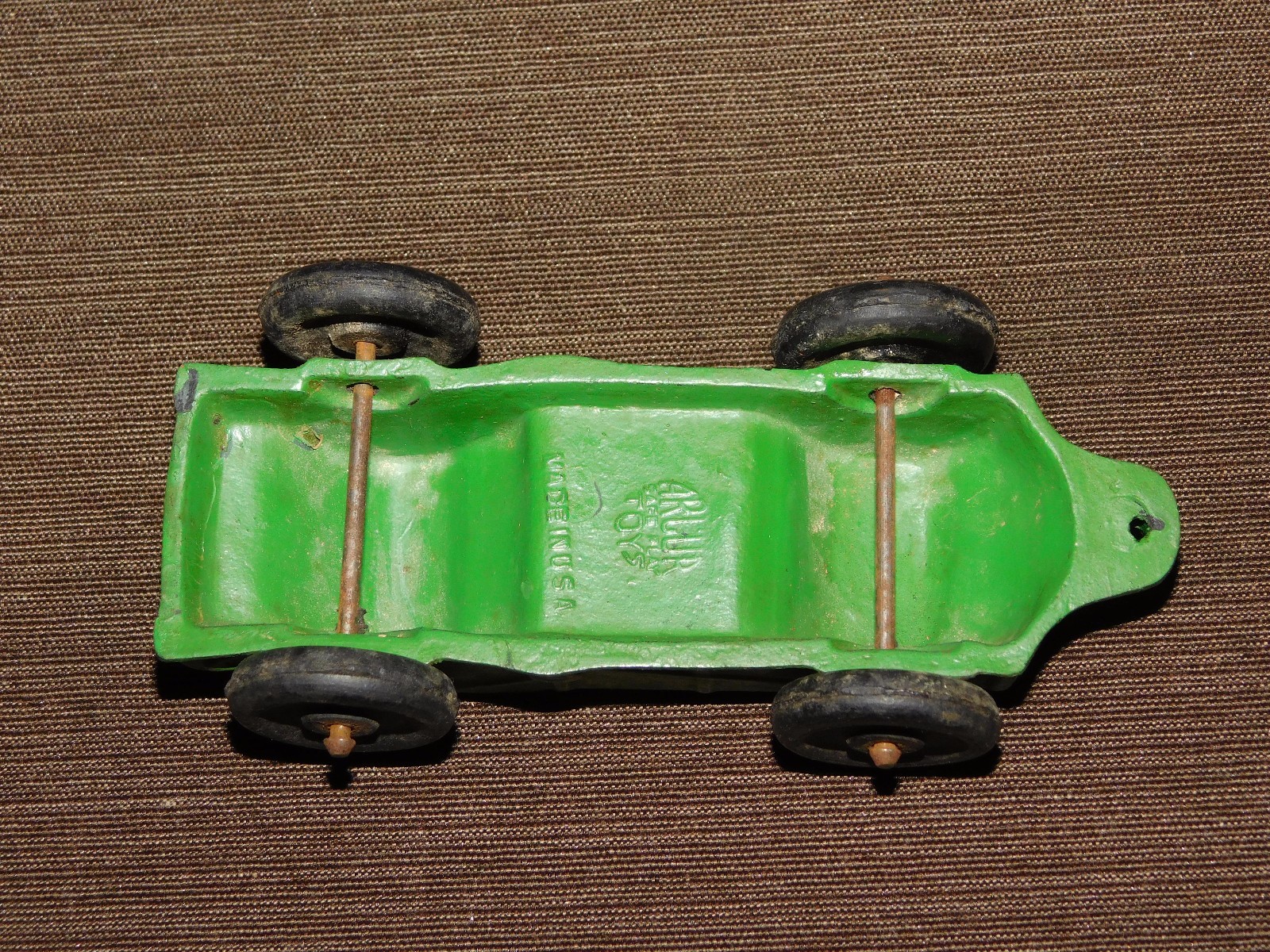 VINTAGE MADE IN USA TOY 5" LONG RUBBER PLASTIC AUBURN FARM WAGON