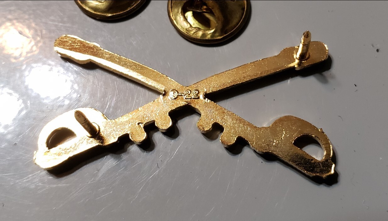 US Army Cavalry Officer Collar Insignia Crossed Sabers CB