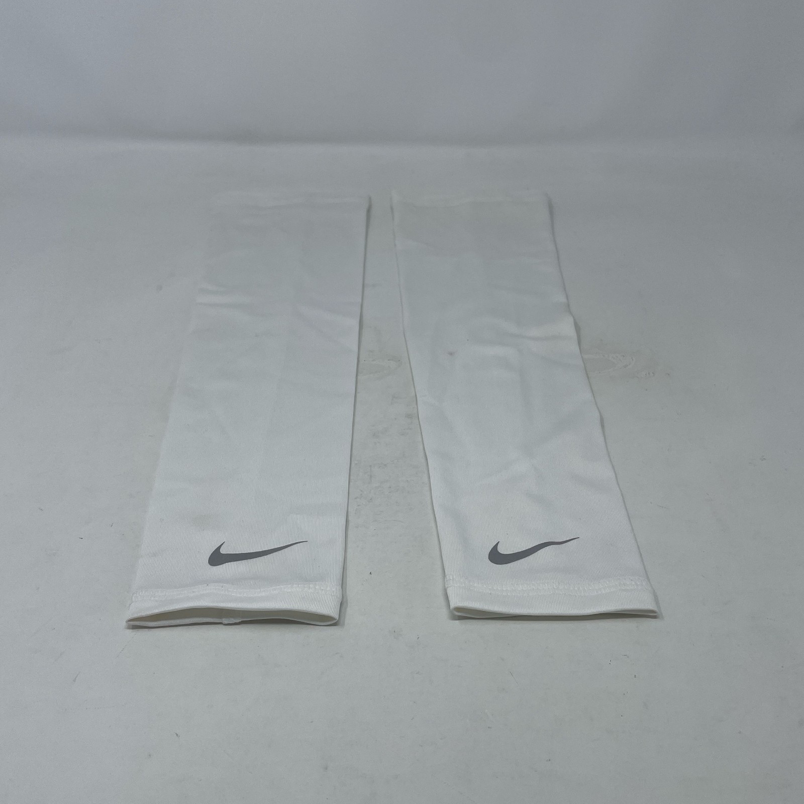 Nike Lightweight Running Arm Sleeves S/M White/Silver Pair