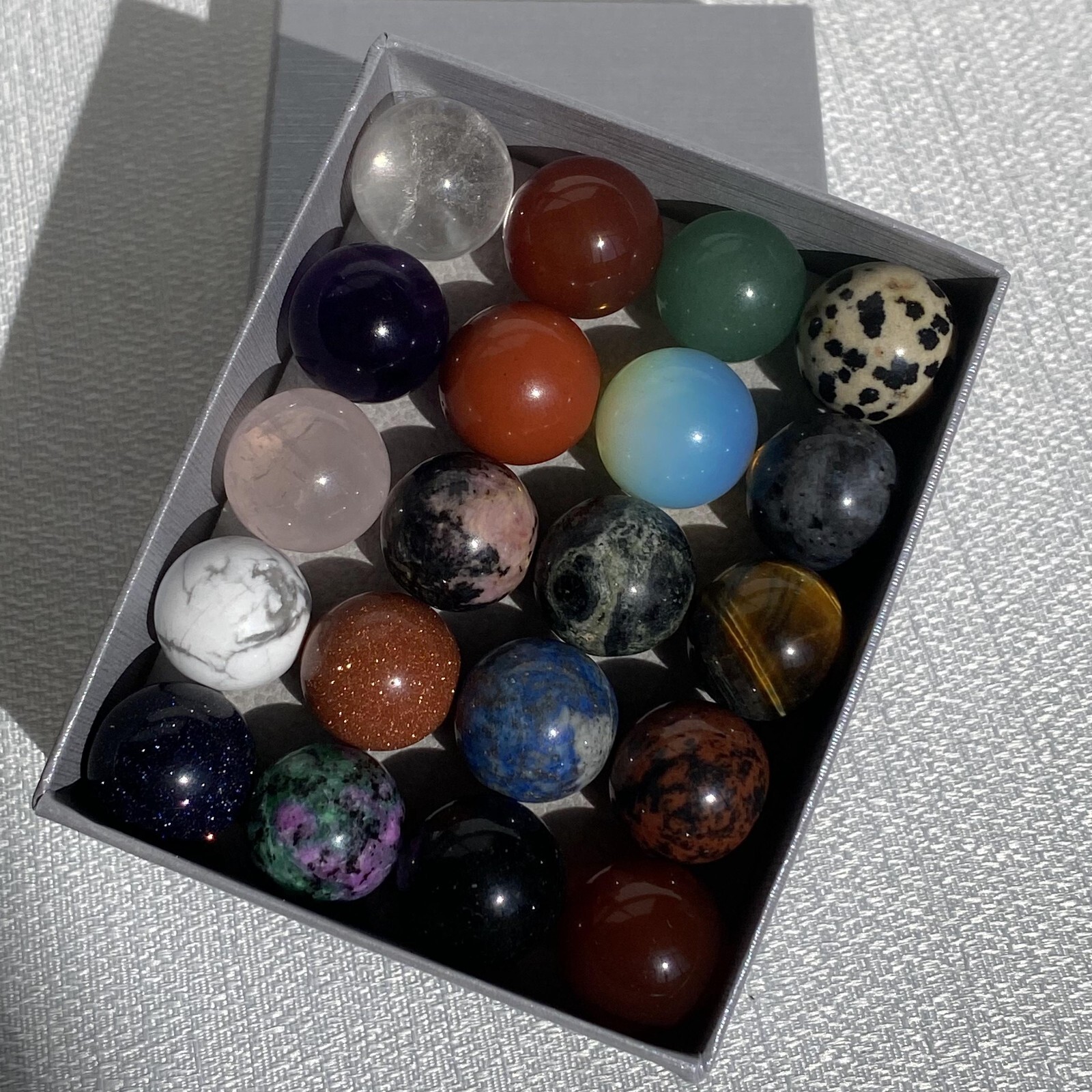 20pcs Wholesale Natural Mixed Ball Quartz Crystal 15mm+ Sphere Reiki +box