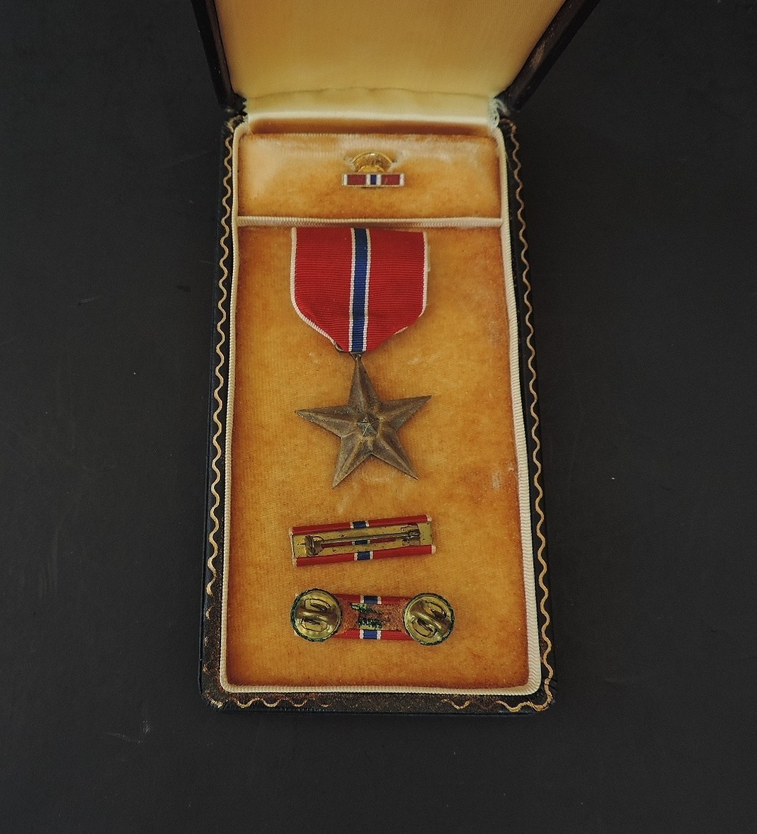 WW2 U.S. BRONZE STAR MEDAL IN CASE with RIBBONS