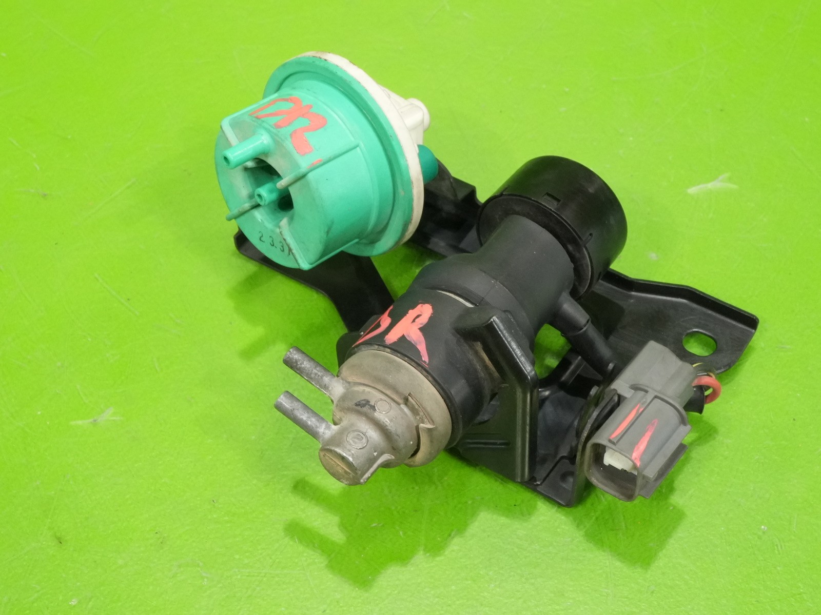 92-95 Civic OEM vacuum control valve + frequency solenoid 17290-PY3-901 Accord