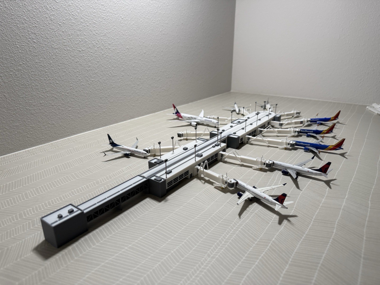 1:400 Model Airport Domestic Terminal w Functional Jet bridges (11)