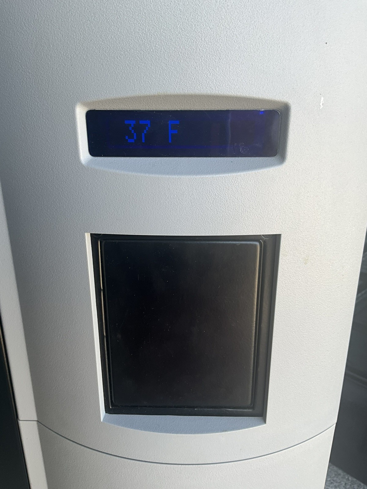 24 Dixie Narco Bev Max CPI Glass Front Beverage Vending Machine 5800-4HC refrige