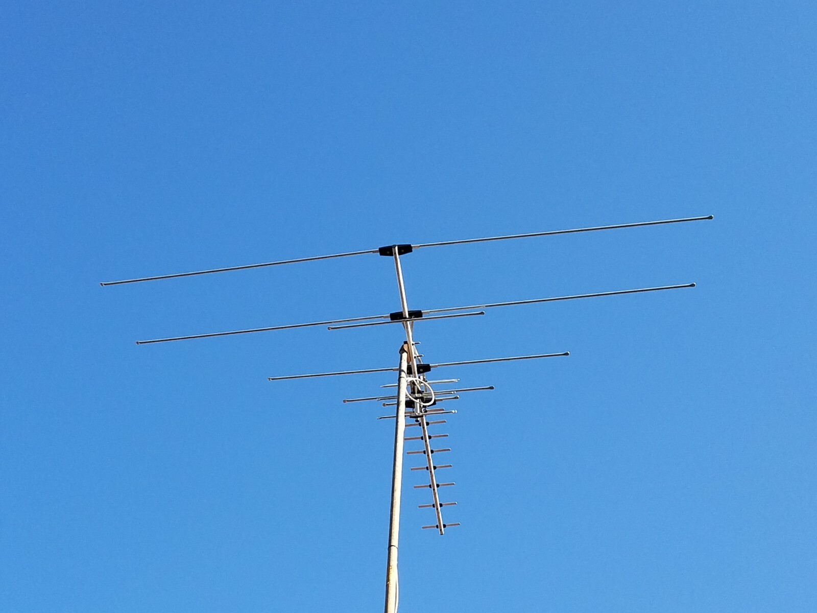 250 Mile Long Range HDTV1080p Outdoes 990 m TV Antenna Digital UHF/VHF FM Radio