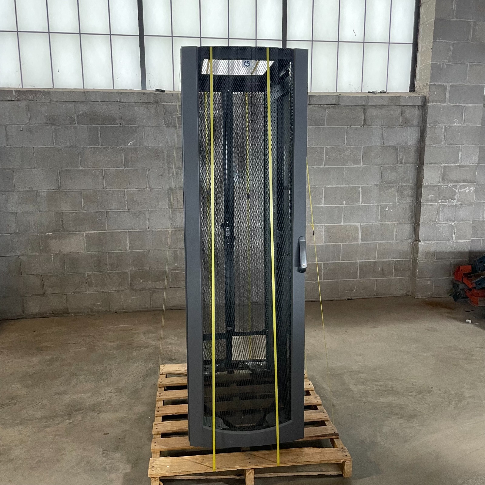 HP 42U Compaq 10K Series Server Rack Cabinet Enclosure w/ Mesh Doors