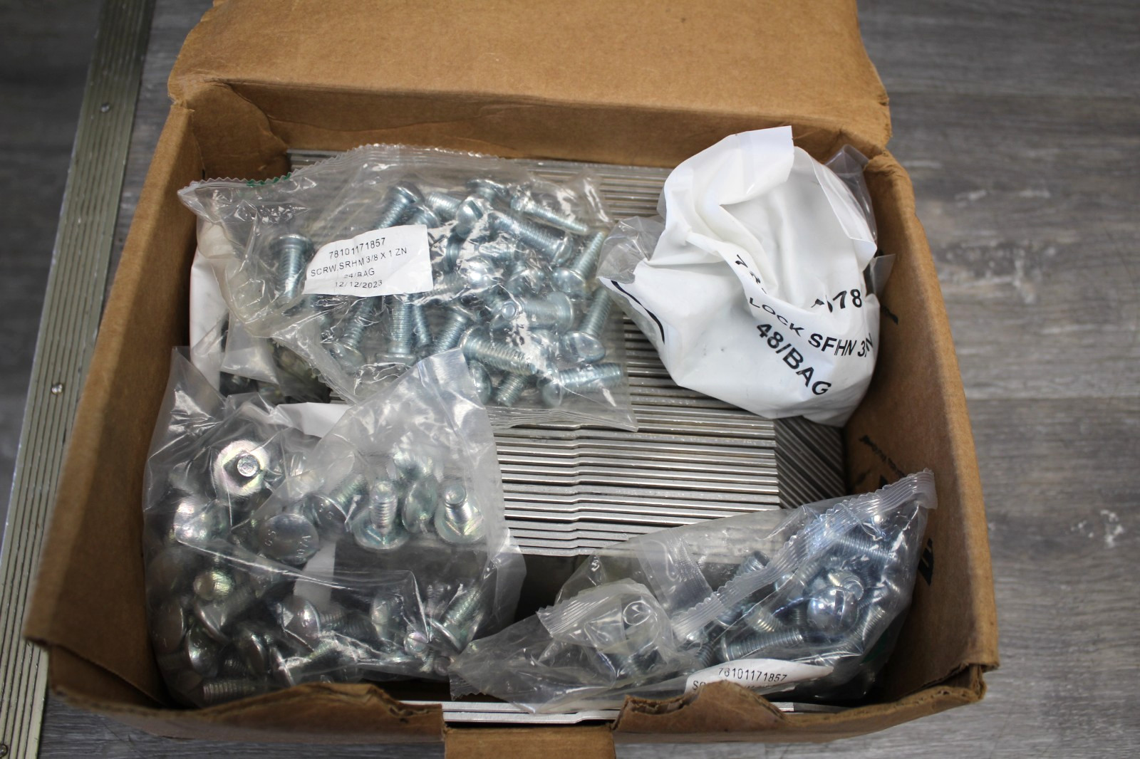 BOX OF (12) EATON 9A1024 VERT. ADJ. SPLICE PLATE - NEW