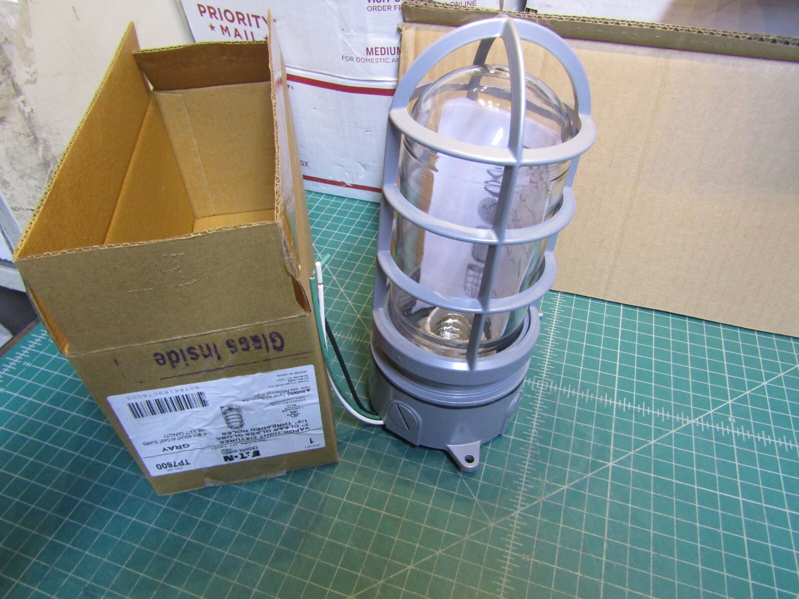 1– EATON TP7600 Light Fixture Corrosion Resistant Gasketed Vaporproof 100 W Gray