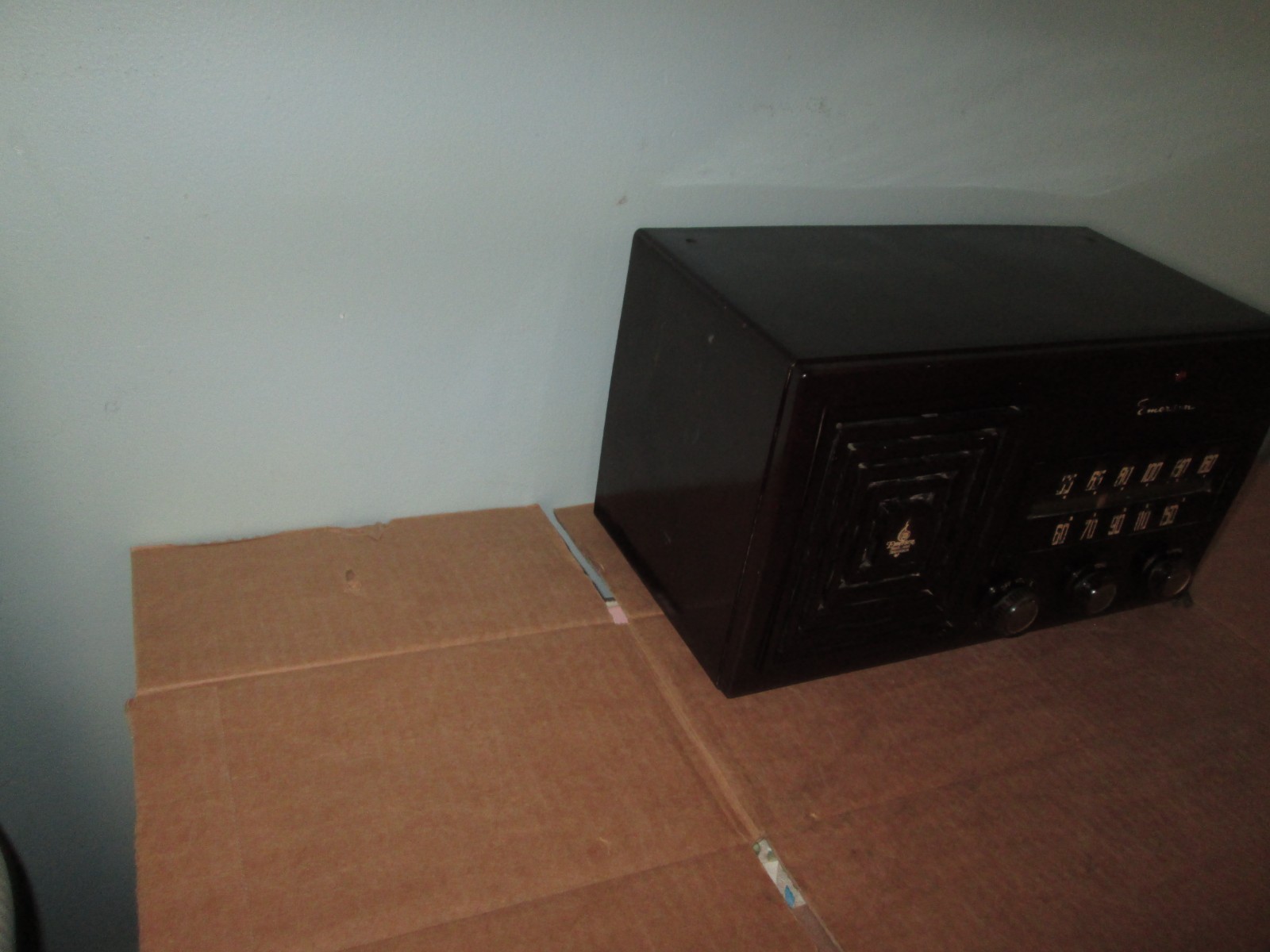 1953 Emerson 756B AM Bakelite Brown Tube Radio Vintage