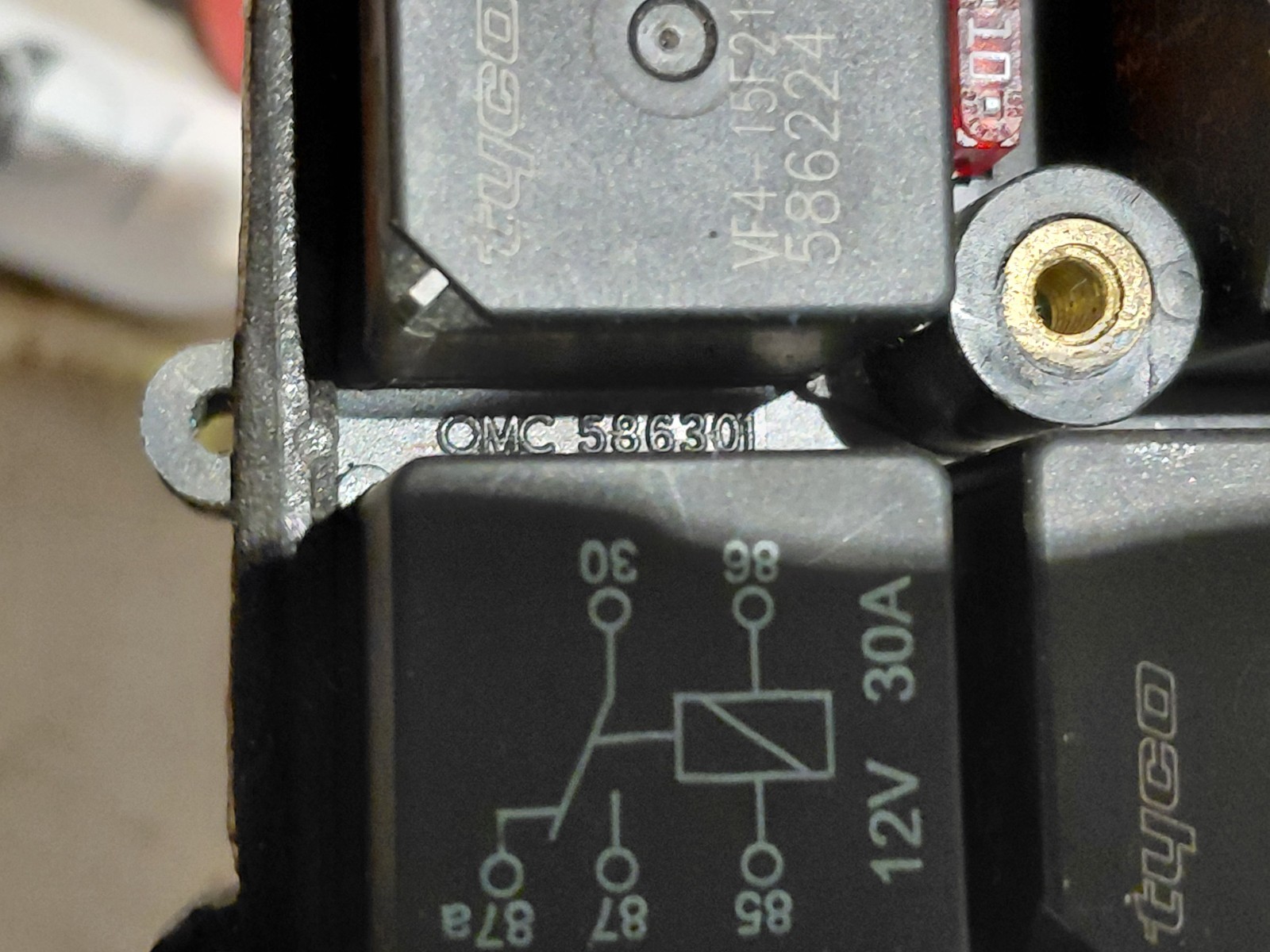 Evinrude Ficht Power Distribution Fuse Panel part # 586736