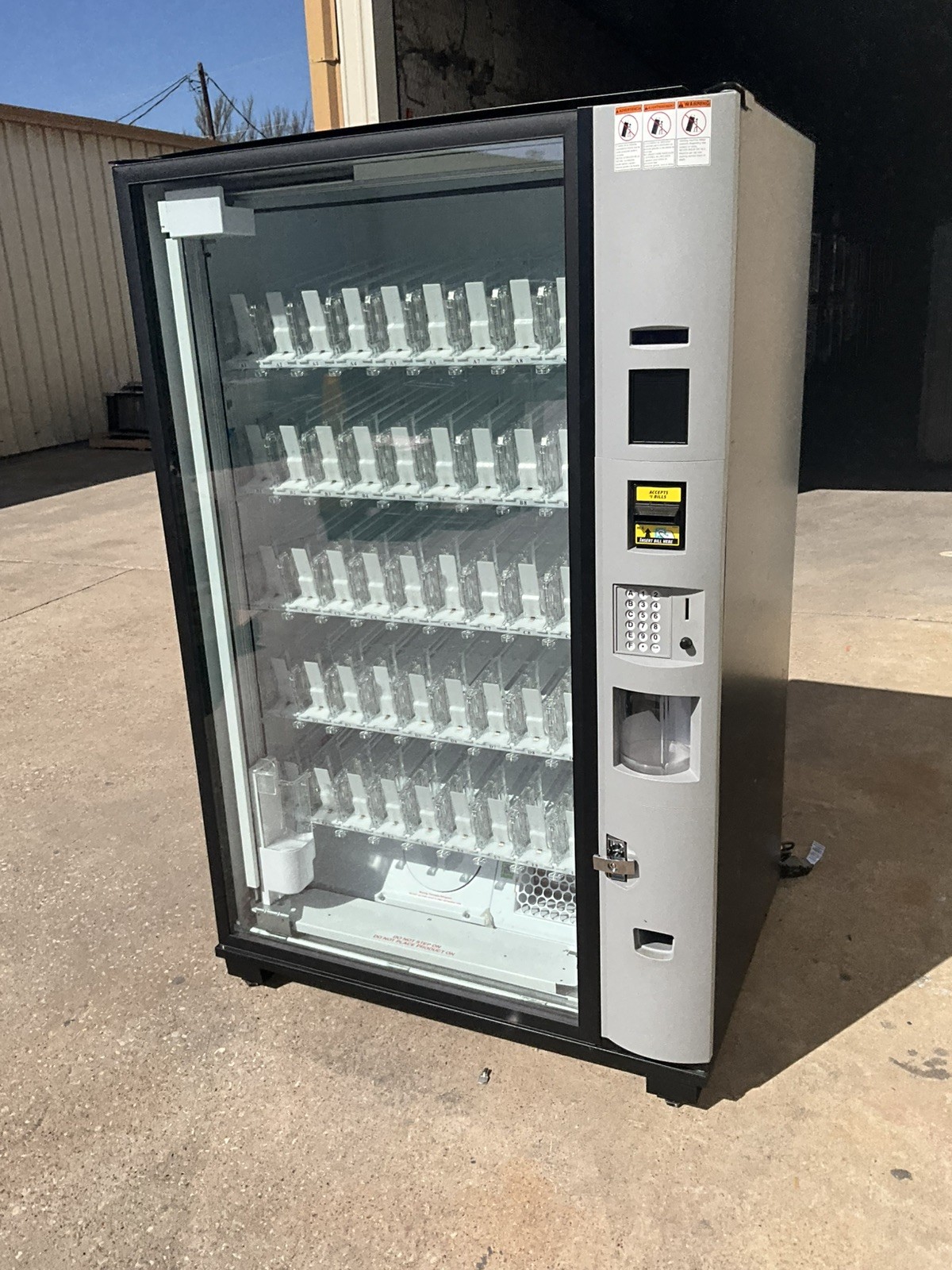 24 Dixie Narco BevMax CPI Glass Front Beverage Vending Machine 5800-4HC crane