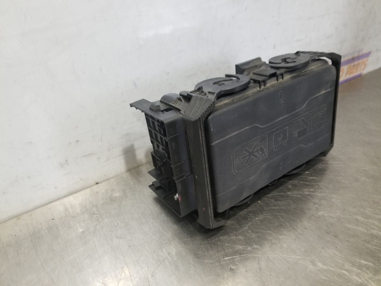25 CHEVY MALIBU RS FUSE BOX 1.5L ENGINE 42830286