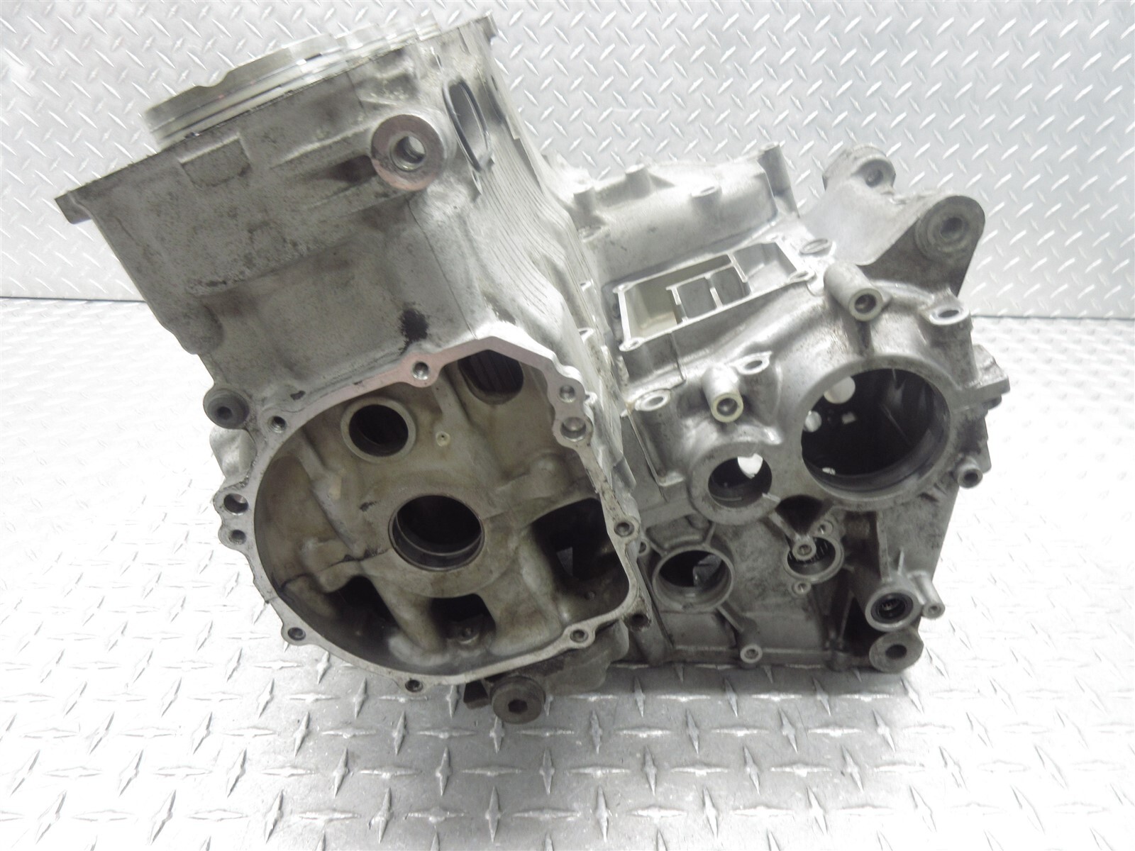 2002 01-02 Suzuki GSXR 1000 GSXR1000 Crankcase Case Engine Motor Block Piston