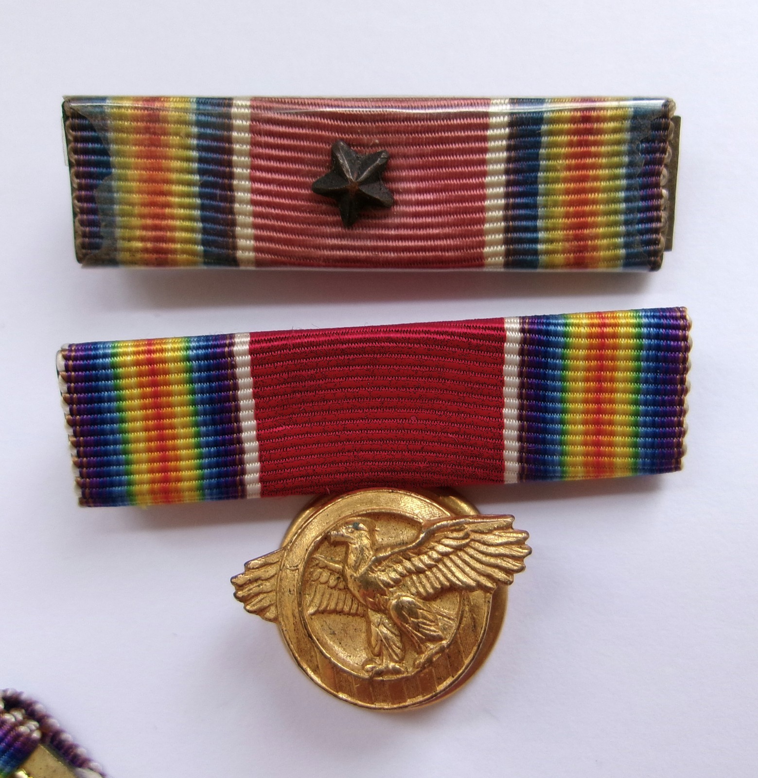 US WW2 Victory Medal in box of issue + ruptured duck badge + ribbon bars