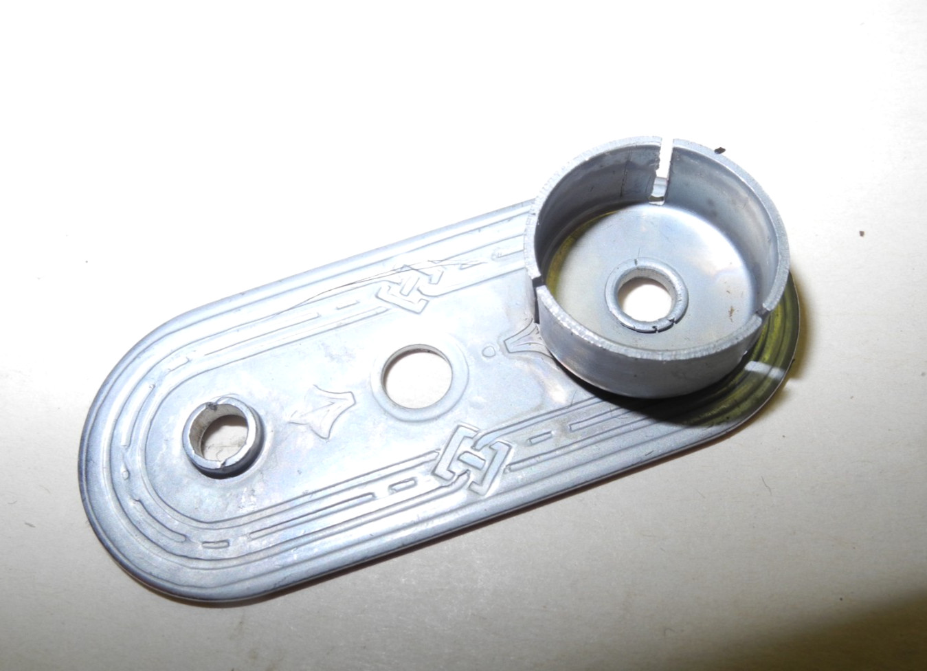 VINTAGE SINGER SEWING MACHINE #201 SCROLL SPOOL PIN PLATE, PIN AND FELT PAD,