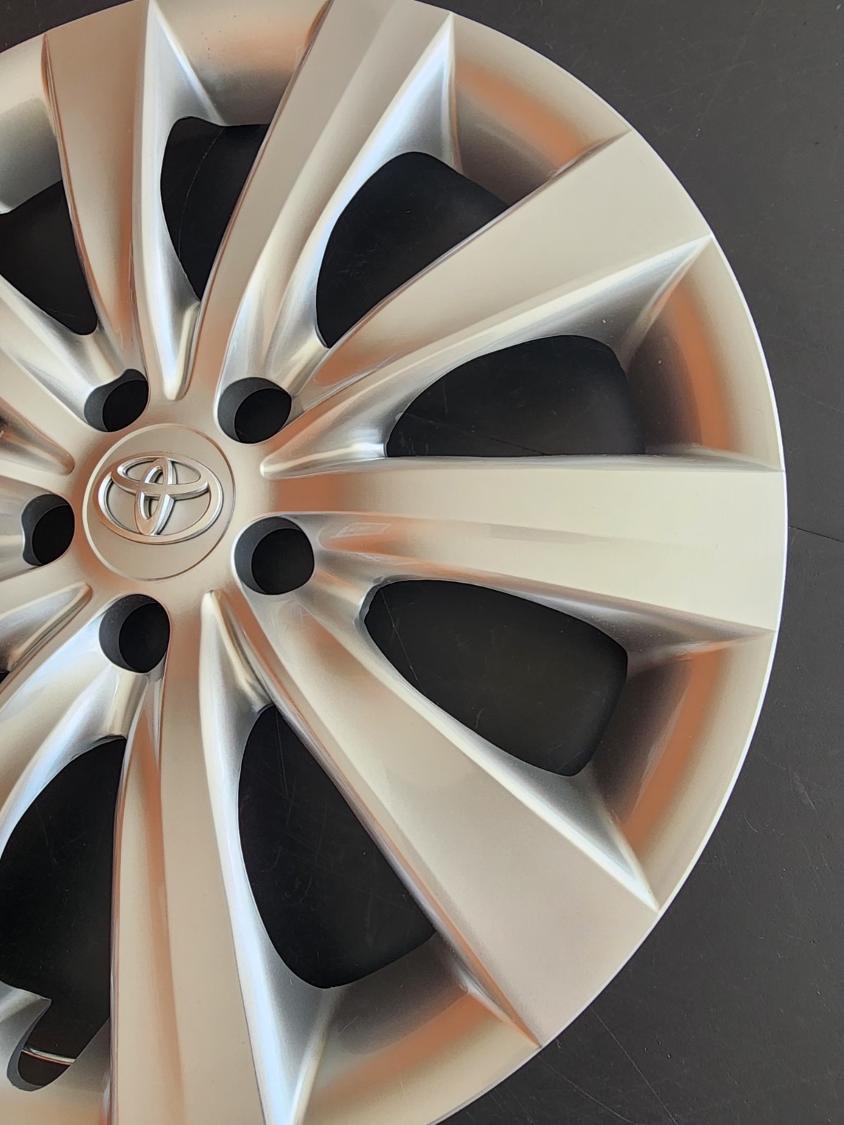 One Wheel Cover Hubcap Fits 2011-2013 Toyota Corolla 16" Silver Snap-On 61159