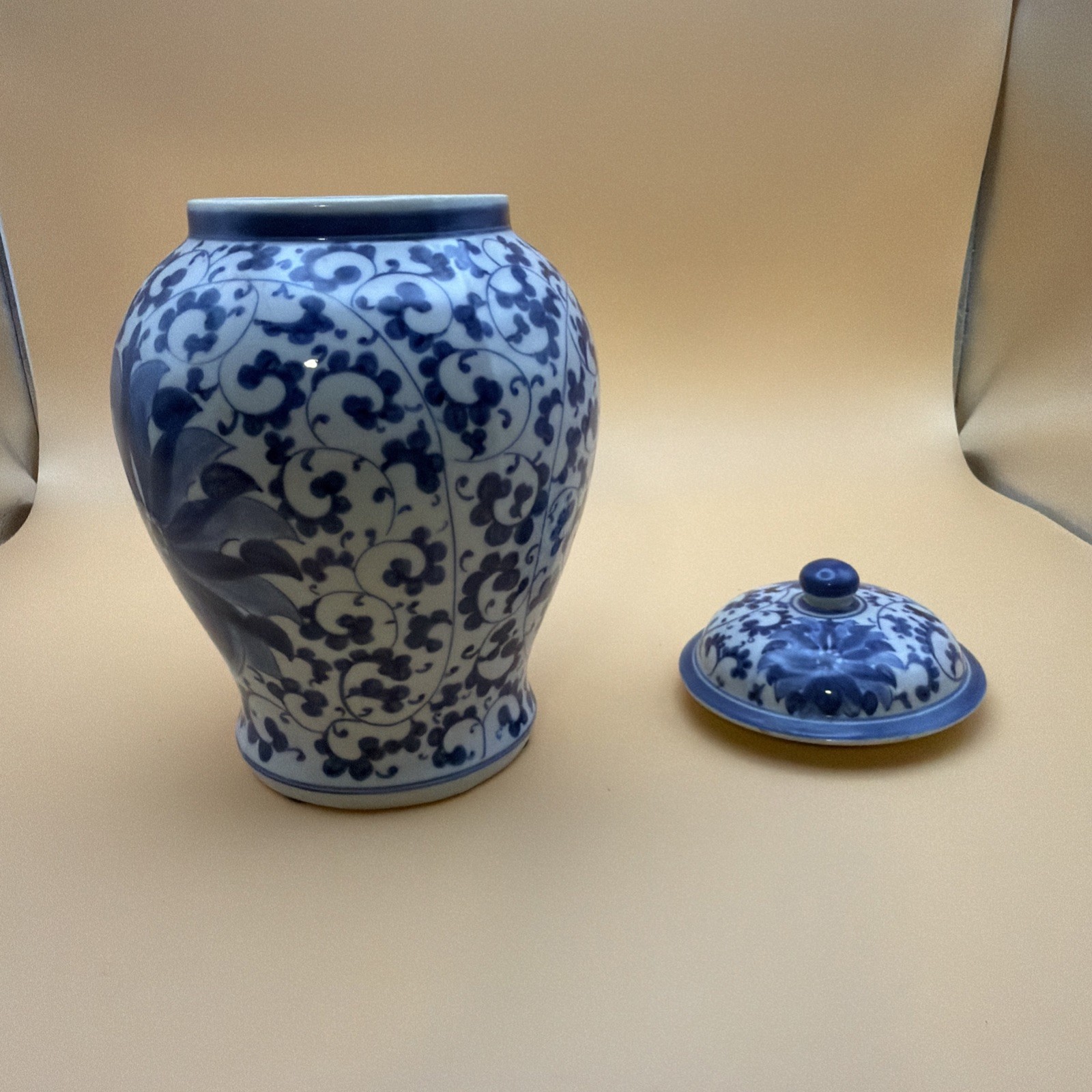 Maitland Smith 8”Blue & White Porcelain Ginger Jar Lidded Floral Scroll Thailand