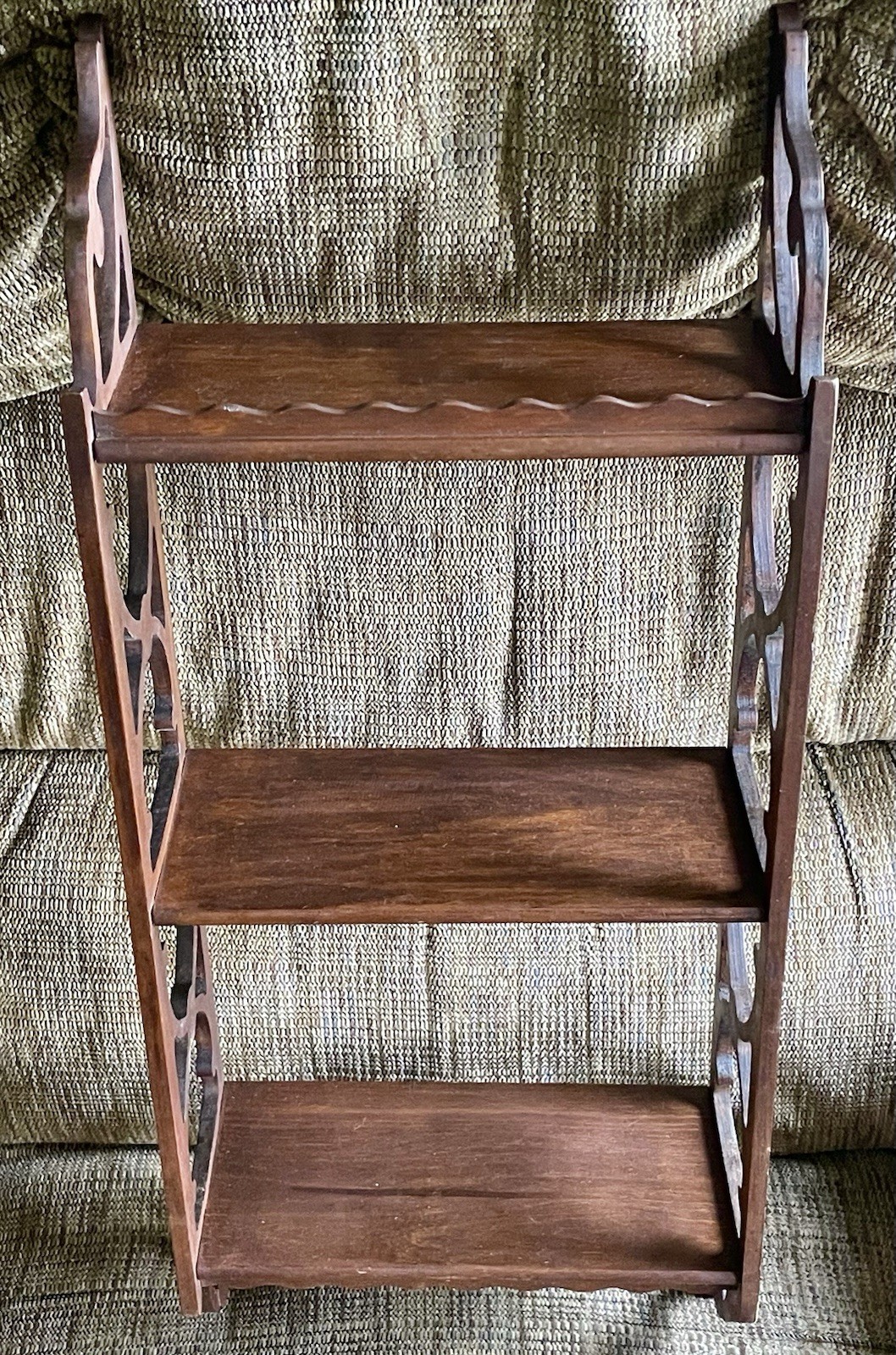 ANTIQUE? ENGLISH EDWARDIAN CARVED MAHOGANY HANGING ETAGERE WALL SHELF! LOVELY!