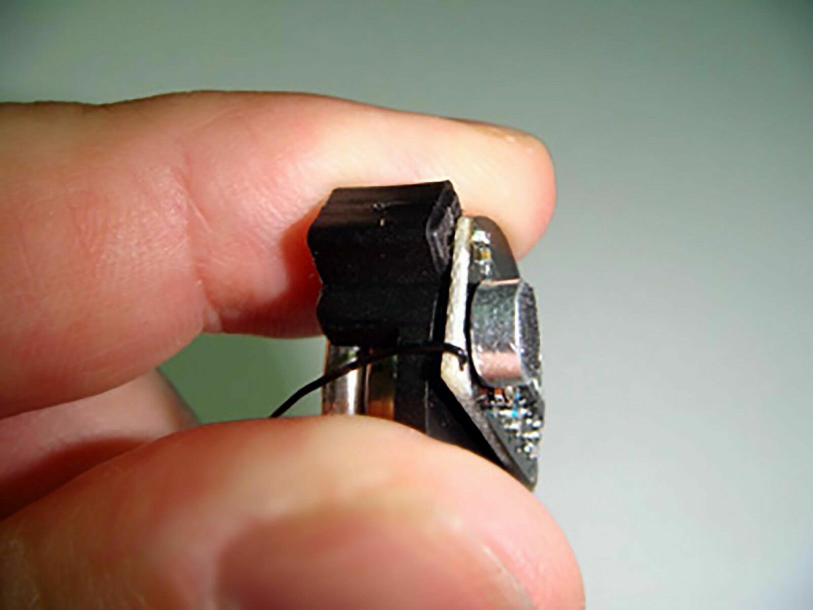 Hidden Mini Spy Audio Wireless Listening Voice Device FM mic . Signal Up To 300m