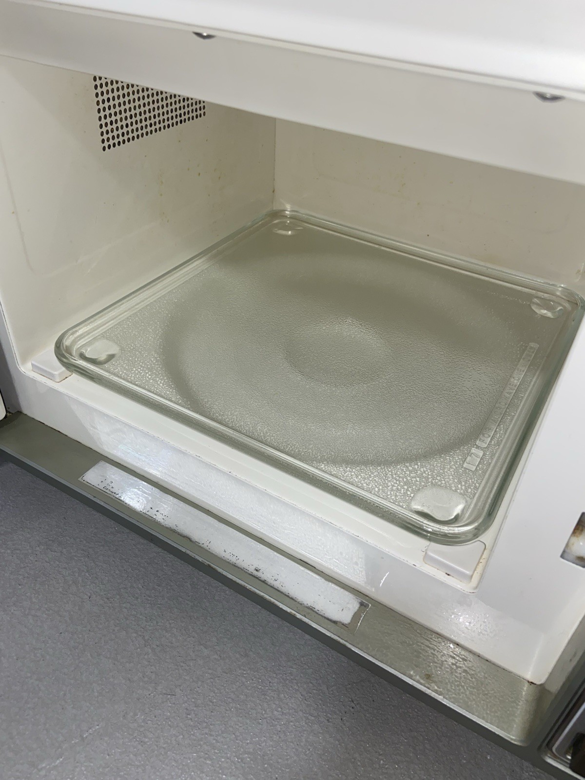 Vintage 80’s Samsung Microwave Oven Model RE-525D Faux Wood Grain Cooking Oven