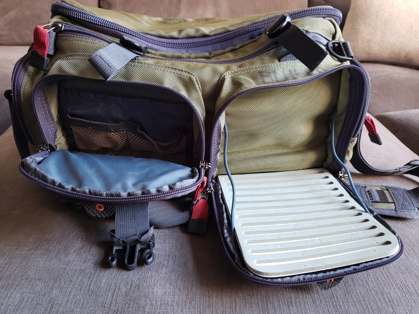RARE! Fishpond Cloudburst Fly Fishing Olive River Gear Travel Molded Bag GREAT!