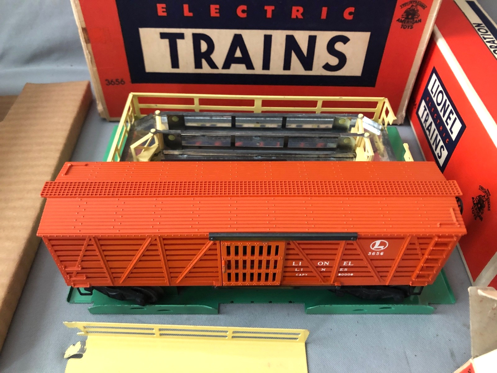 LIONEL 3656 OPERATING CATTLE CAR WITH CORRAL & CATTLE O GAUGE