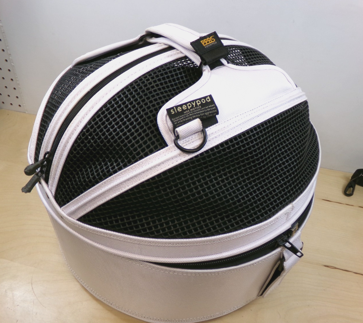 Sleepy Pod Mobile Pet Carrier Bed White Shoulder Strap Pets Up to 15 lb READ