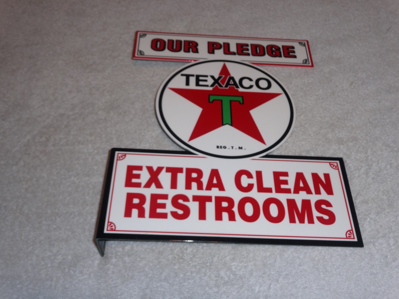 VINTAGE TEXACO OUR PLEDGE CLEAN RESTROOMS 11 3/4" METAL GASOLINE OIL FLANGE SIGN