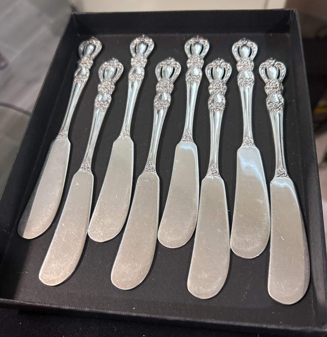 Set of 8 GRAND HERITAGE pattern individual Butter Knives Approx 6" ROGERS BRO
