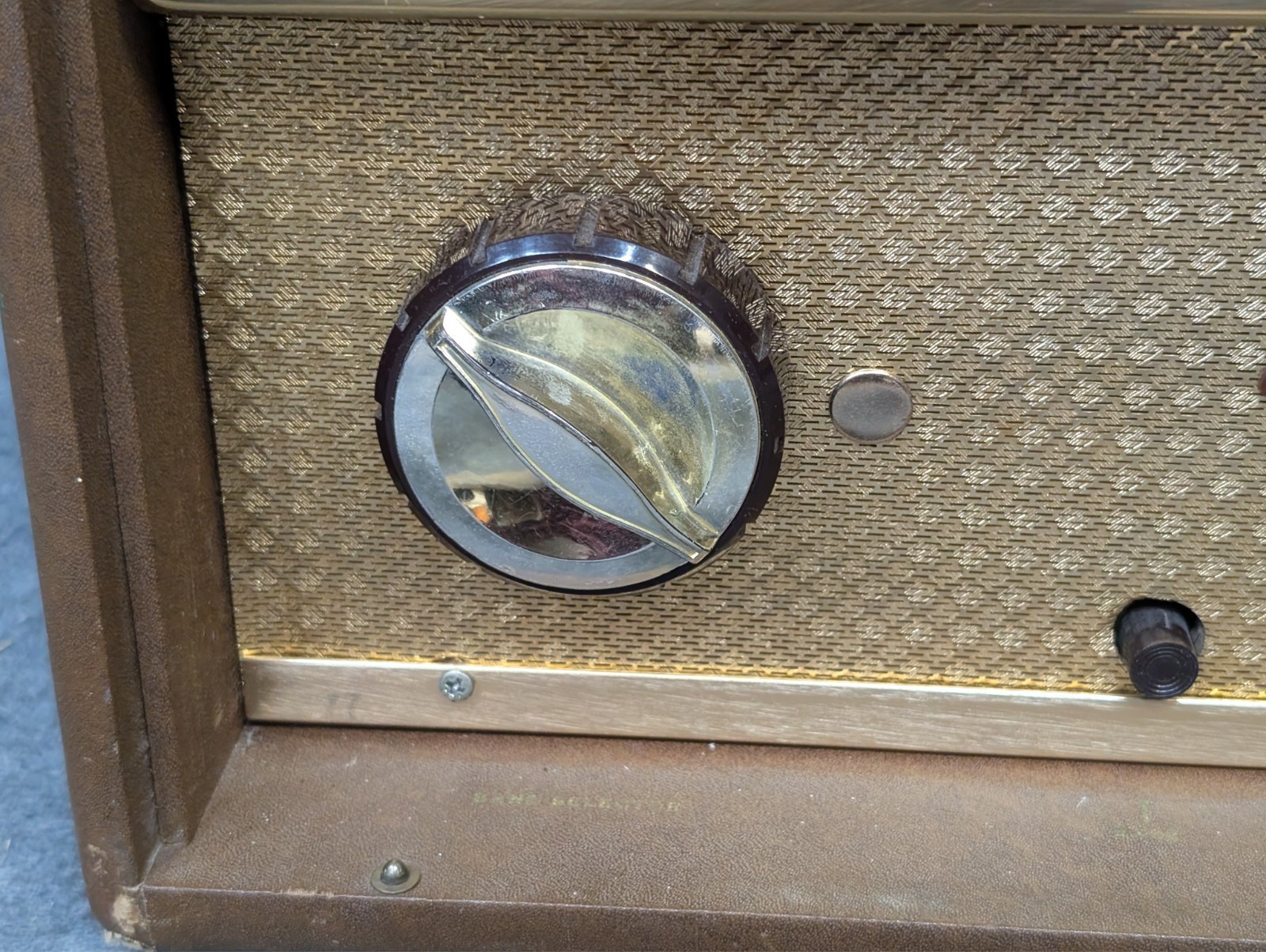 Capehart International 88P66BNL PORTABLE MULTIBAND TUBE RADIO - For Parts