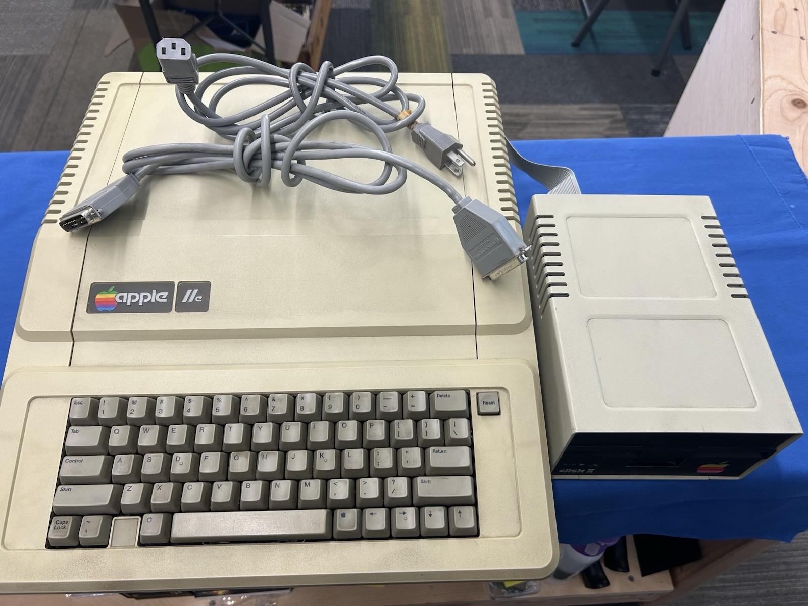 Vintage Apple IIe Computer A2S2064 With Disk ii Turns On Untested