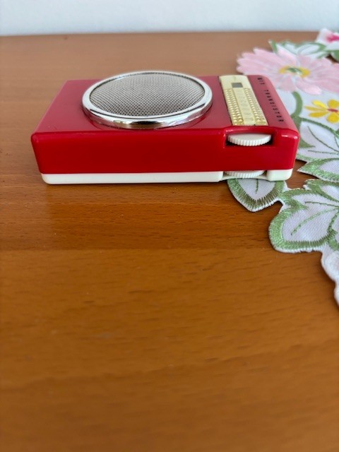 VINTAGE OLD 6 TRANSISTOR RADIO, VISCOUNT MODEL 607, A REAL GEM!!