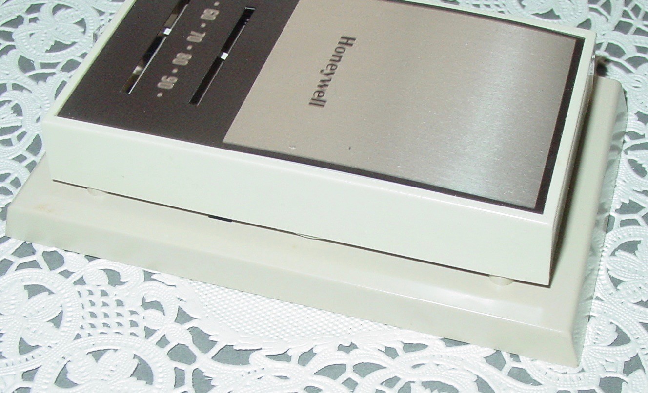 Vintage Honeywell T822D2030 Thermostat 24V Control Heating MCM Art Deco USA NOS