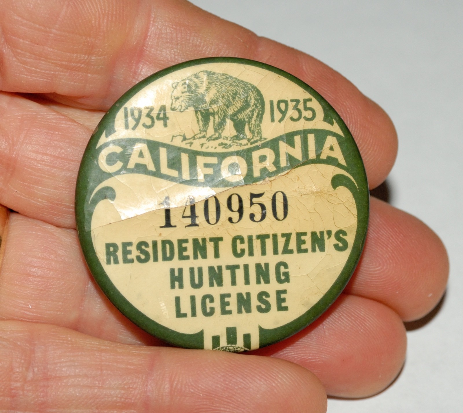 CALIFORNIA 1934-1935 RESIDENT CITIZEN'S HUNTING LICENSE PIN BUTTON