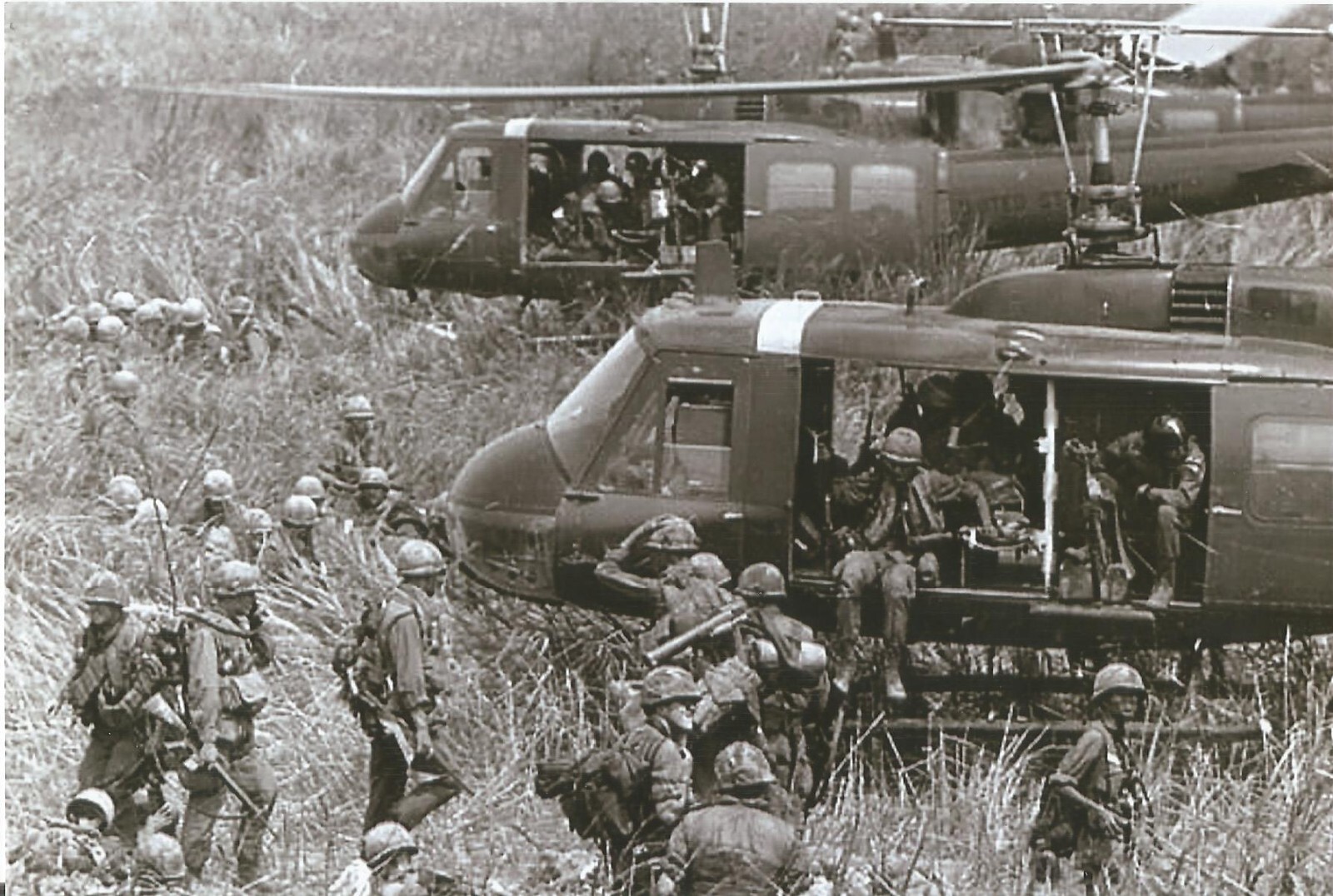 Vietnam  War  Photos --  US Soldier - Landing Zone