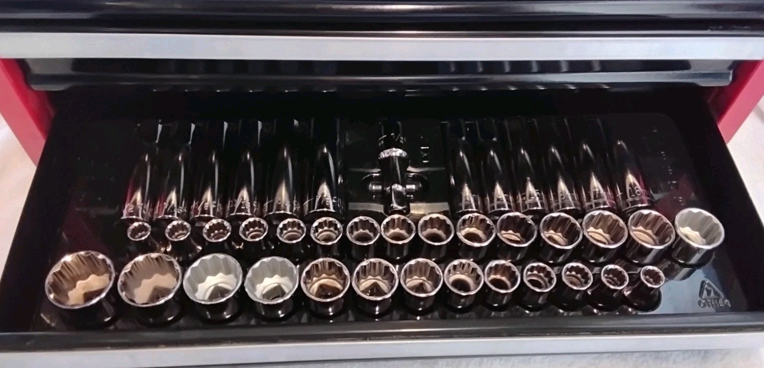 CRAFTSMAN 205PC 20-1/2"× 8-1/2"× 14" METAL 4 DRAWER LOCKABLE WITH HANDLE & TOOL