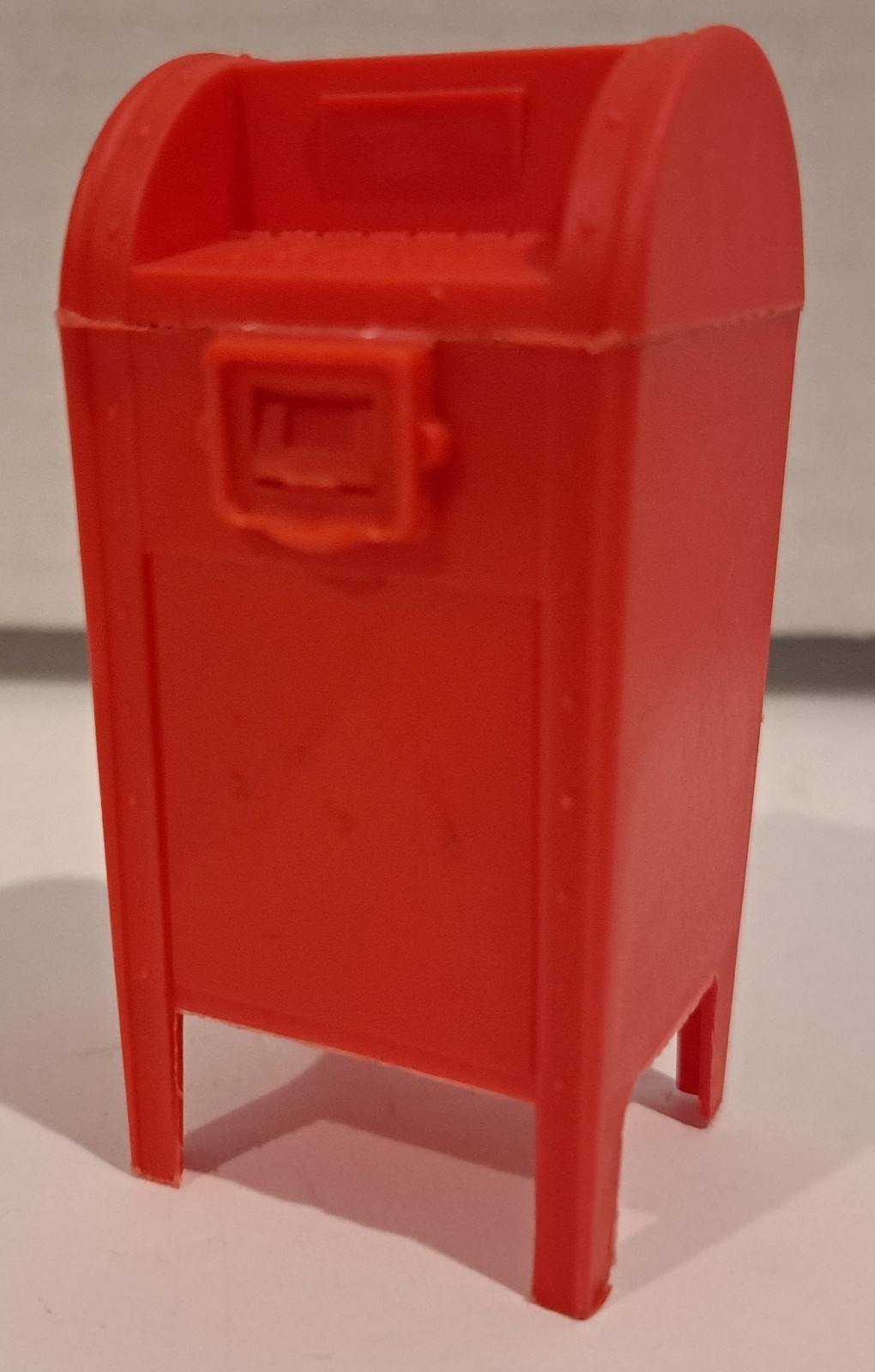Vintage 1984 Fleer MAILBOX Candy Container 2.75” Red Plastic Flip Lid