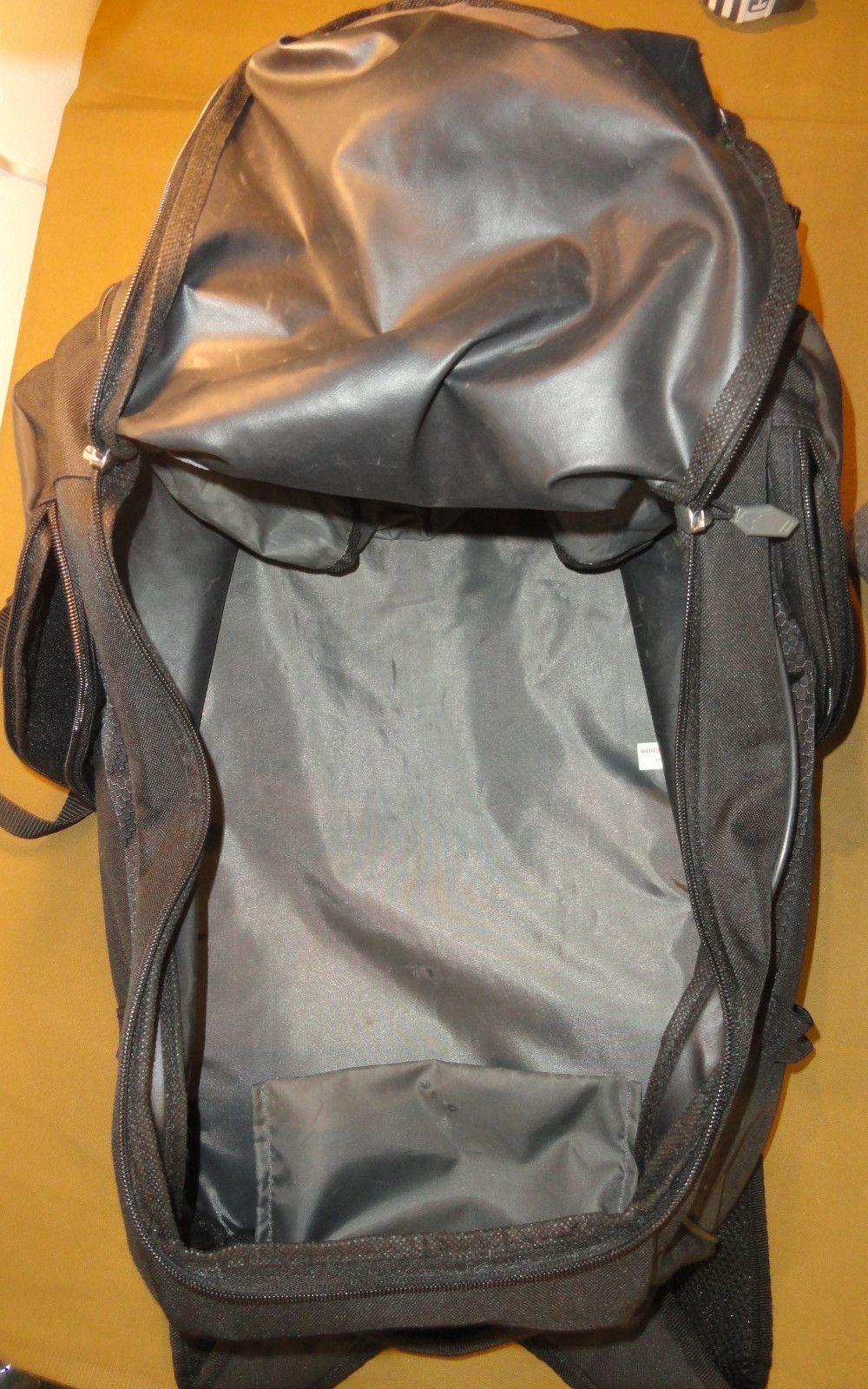 EASTON WALKOFF ELITE BASEBALL SOFTBALL HEAVY DUTY HELMET BLACK BAG BACKPACK