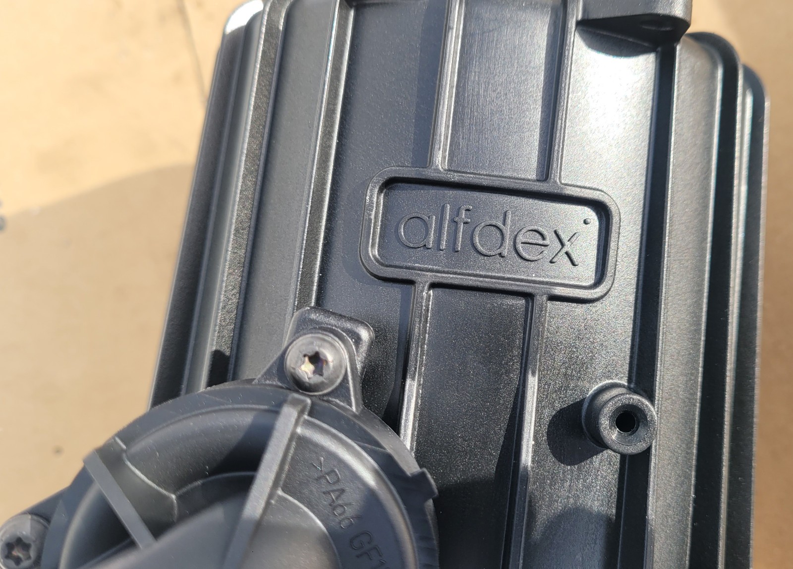 Genuine Volvo Crankcase Ventilation / Oil Separator 22877306 21373547 20532891 –