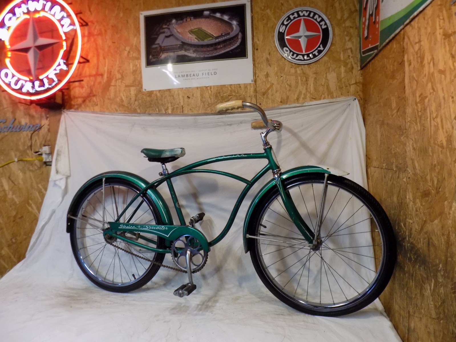 1957 SCHWINN SPEEDSTER MENS AMERICAN 24 BIKE GREEN TYPHOON JAGUAR TIGER CORVETTE