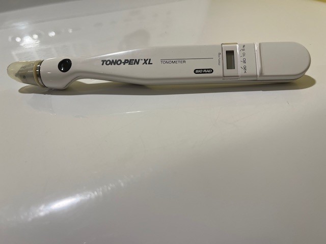 Tonometer Tono-Pen XL Bio-Rad Good Condition, includes tip covers, 4 batteries,