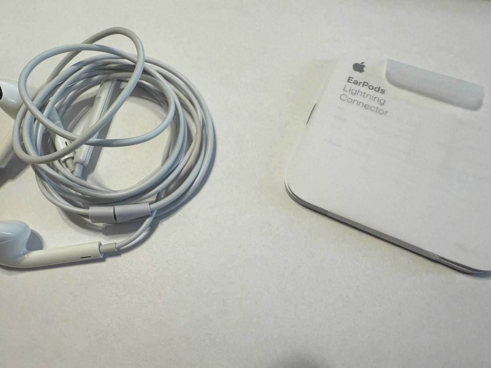 Apple EarPods Lightning Connector In Ear Canal A1748 MWTY3AM/A - 100% FUNCTIONAL
