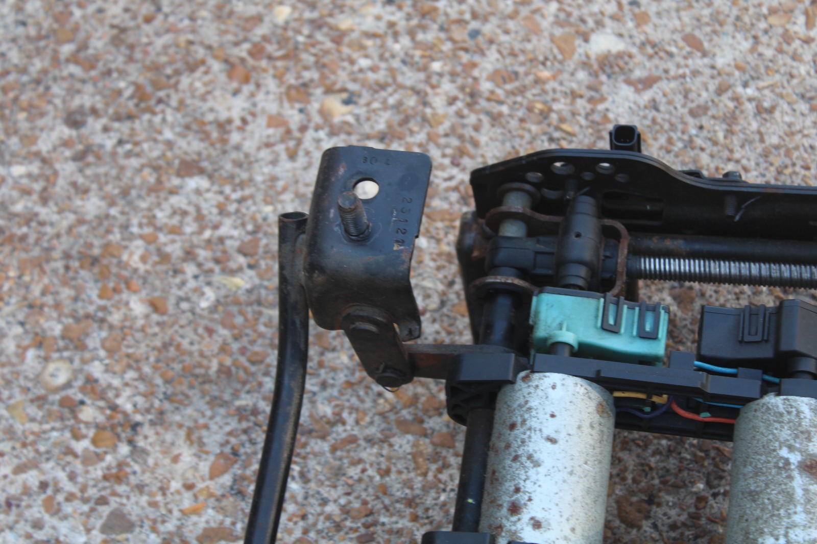 07-14 CHEVY TAHOE SUBURBAN YUKON DRIVER LEFT 2 PLUG POWER SEAT TRACK TAN TRIM