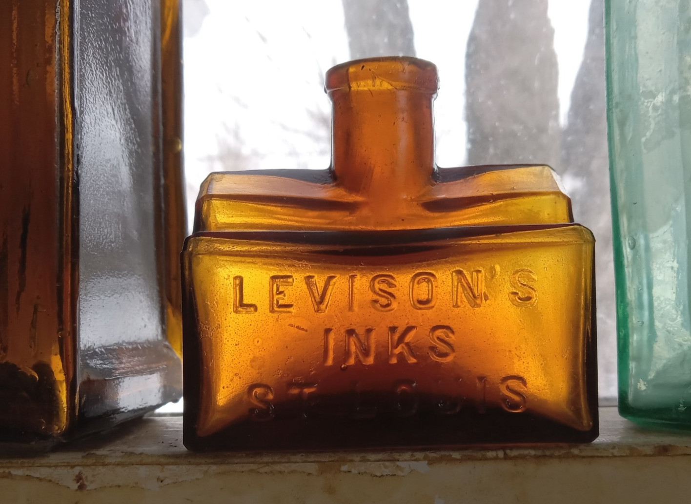 LEVISON'S INKS ST.LOUIS 1880s AMBER CABIN COTTAGE SHAPE PENREST INK BOTTLE AS IS