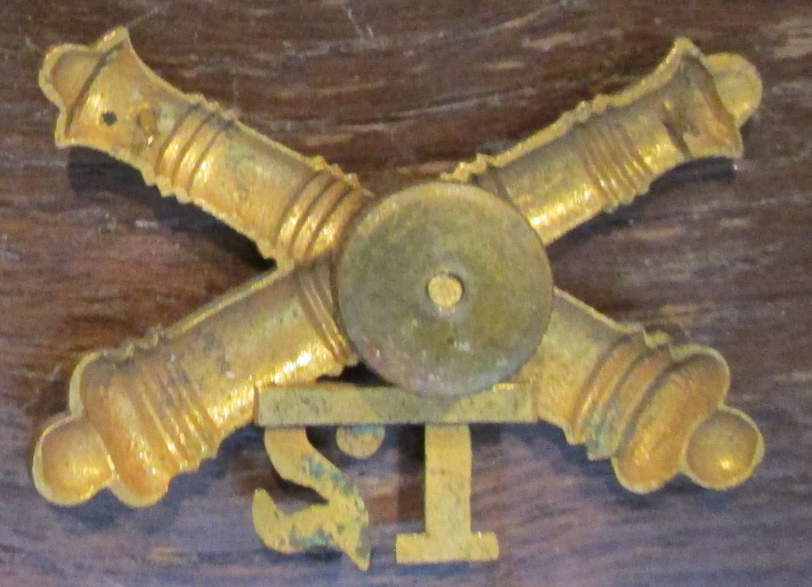 1986-1901 Field Artillery hat badge brass 12th Battery US Army screwback