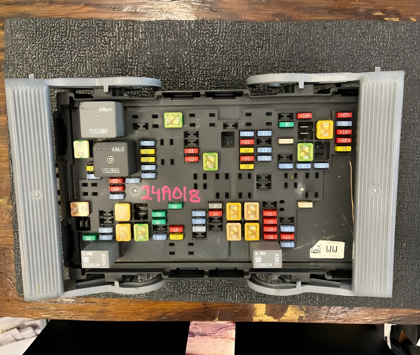 2007-2009 Chevy Silverado 1500 2500 3500 Engine Fuse Box 6.0L OEM